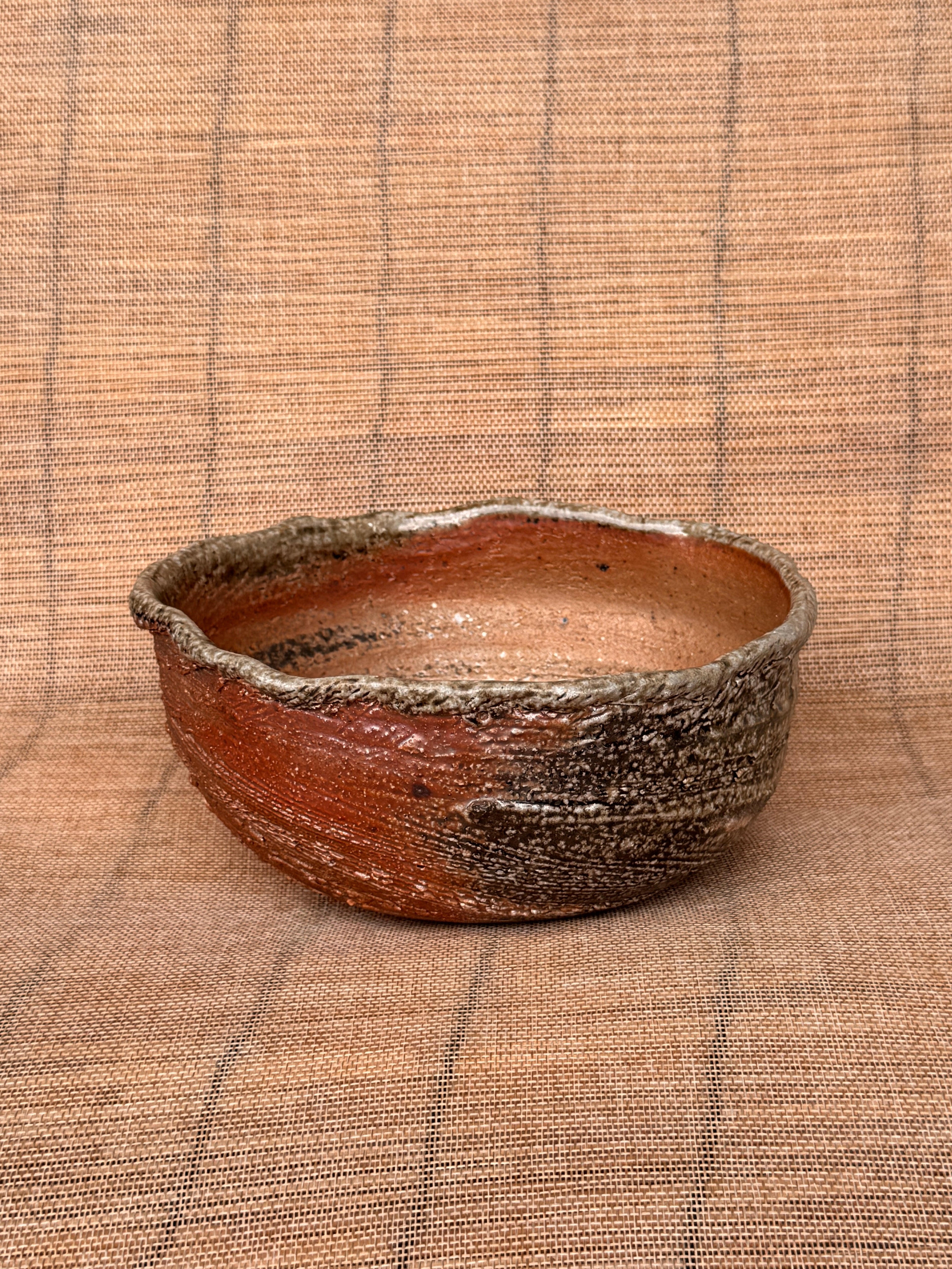 Stoneware fruit bowl with spiral-stretched texture, woodfired in Tokoname, Japan